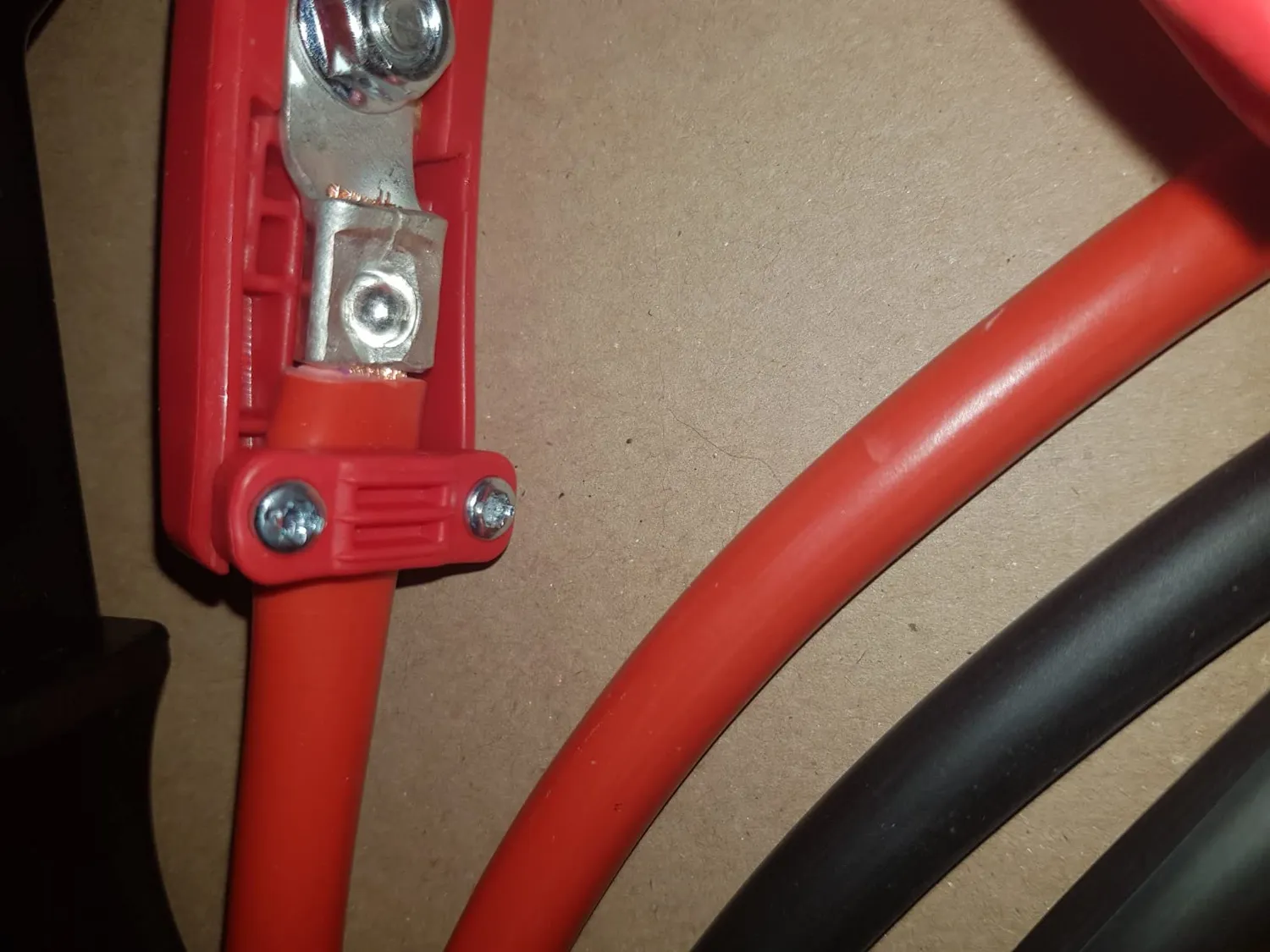 GYS Pince isolée à bec courbe 850 A rouge