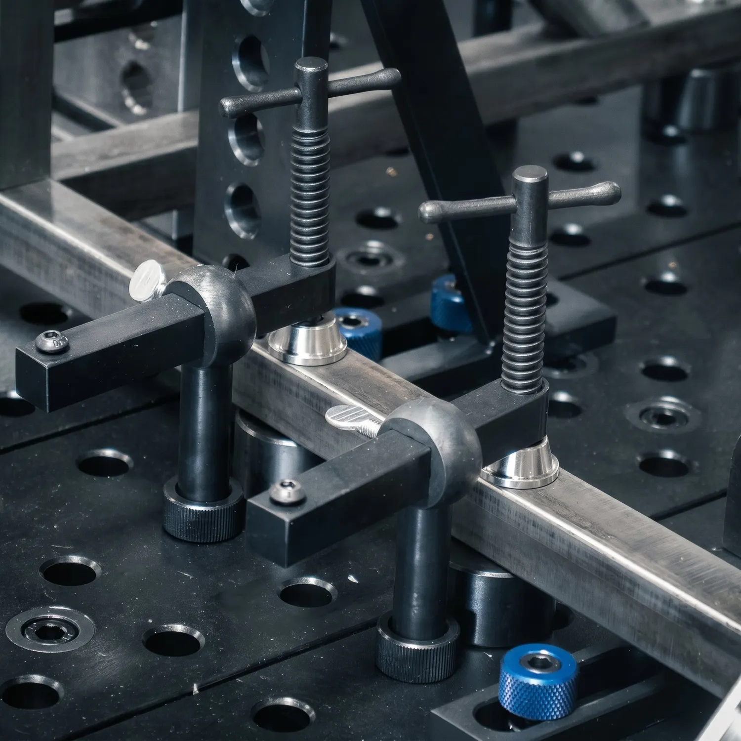 STRONG HAND EUROPE T-Post Clamps pince de bridage système 5/8 pouces modèle standard poignée droite