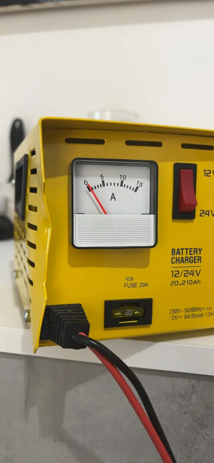 GYS CT 210 chargeur de batterie 12/24 V traditionnel