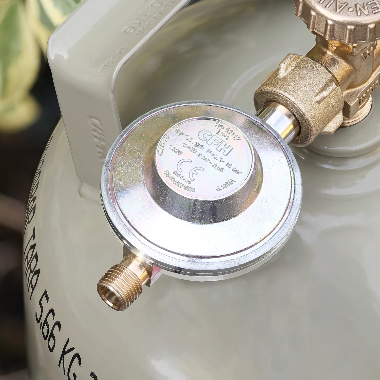 CFH DR 117 détendeur gaz 50 mbar pour camping