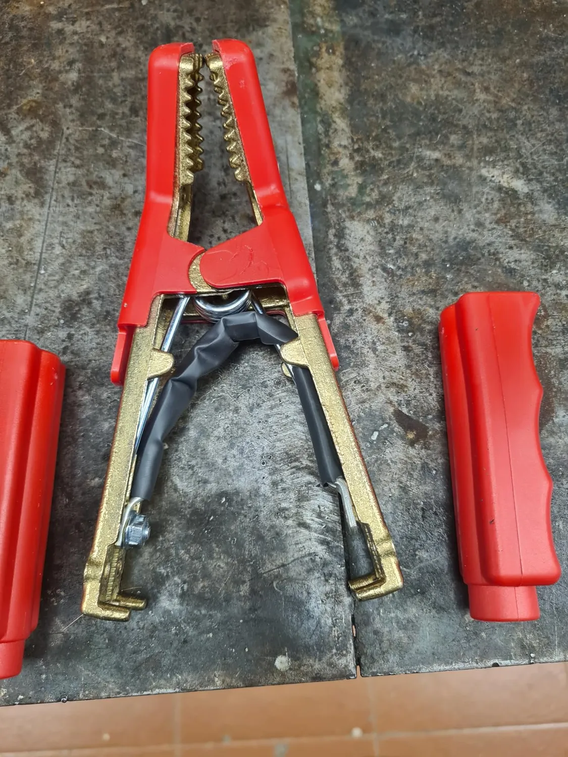GYS Pince isolée à bec courbe 850 A rouge
