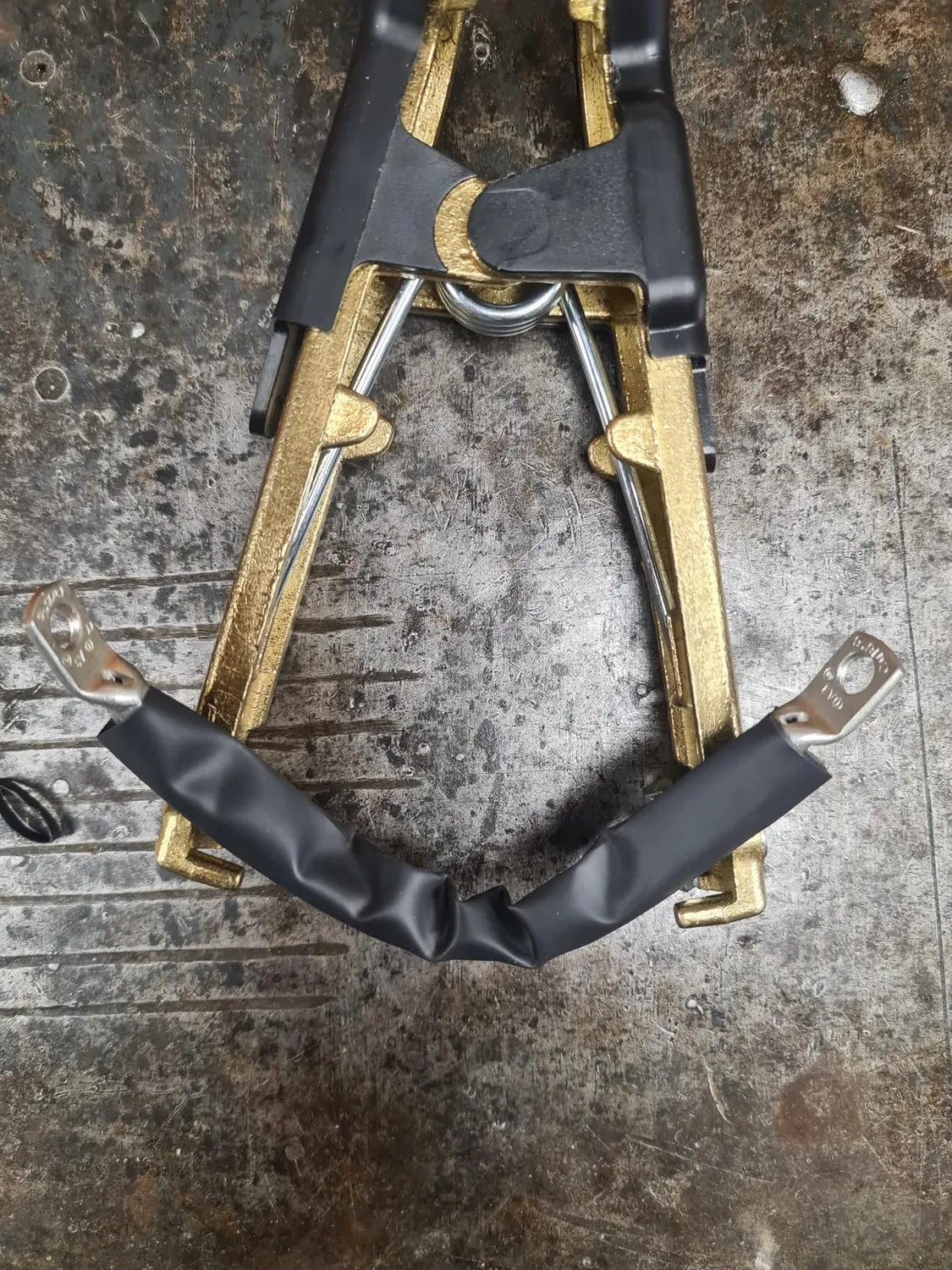 GYS SAS pince isolée à bec courbe 850 A noire